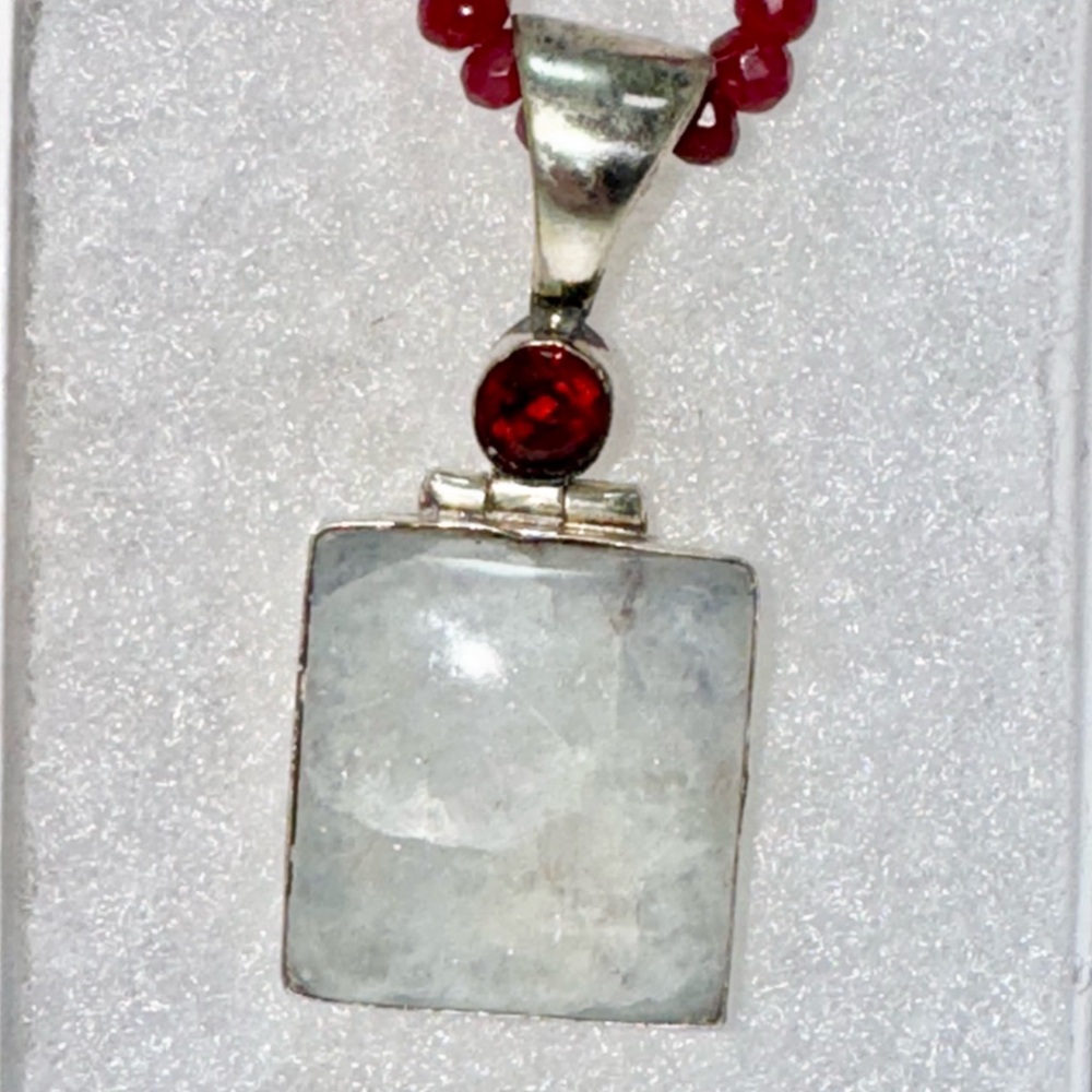 Silver Pendant Square Moonstone and garnets.